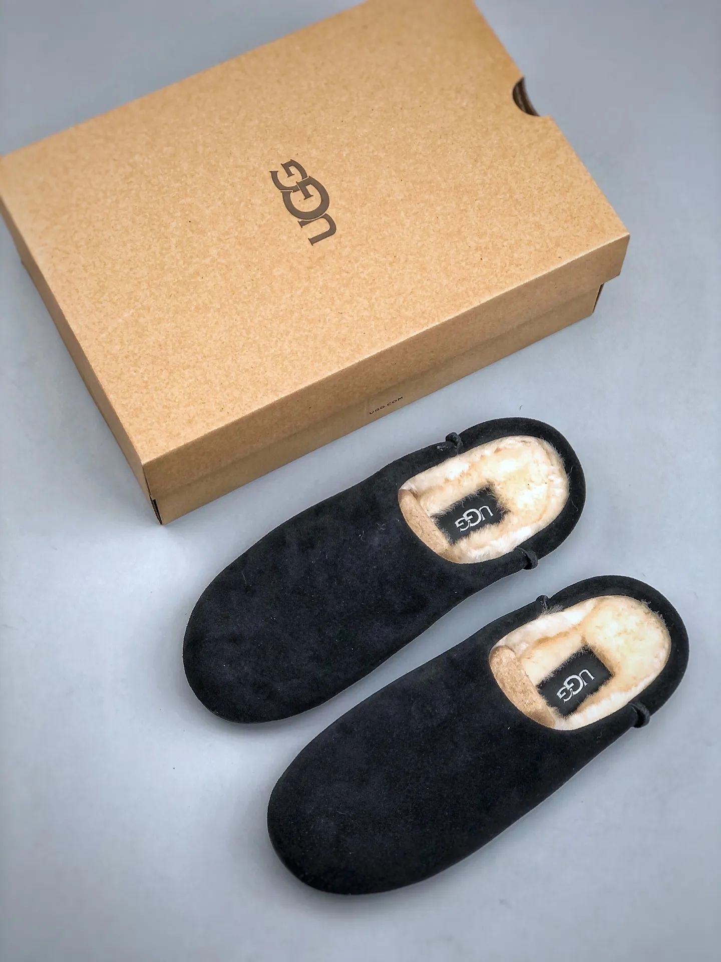 Local pick-up💰560 supports store placement. The top version of ugg on the market. 25 new models. UGG Classic Micro. Classic super mini. Classic boot type with lower cut design. Easy to match at home and out. Produced by a large foreign trade factory in Guangzhou. Toe to insole. Genuine sheep fur integrated. Independent outer box packaging. Chip with waterproof technology. Different from any version on the market. Independently developed original outsole and cashmere insole to keep you warm in winter and suitable for home use. In recent years, uug has launched a style series that is partially geared towards the preferences of young consumers and has also moved to the forefront of fashion trends. Shoe body material Water-repellent coated suede upper 17 mm UGGPURE™ implanted wool insole Lightweight non-slip and comfortable rubber outsole With brand LOGO trademark Comes with a full set of packaging Size: 35-40
